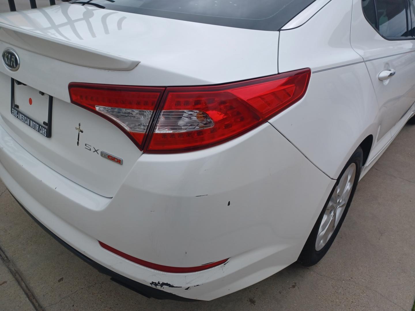 2011 WHITE /BLACK Kia Optima SX (KNAGR4A68B5) with an 2.4L L4 DOHC 16V TURBO engine, 6-Speed Automatic transmission, located at 2001 E. Lancaster, Ft. Worth, 76103, (817) 336-7000, 32.746181, -97.301018 - Photo#5